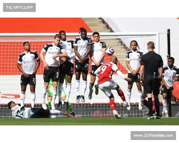雨战影响富勒姆对阵水晶宫,场地湿滑导致多次传球失误与节奏中断 雨战影响富勒姆对阵水晶宫,场地湿滑导致多次传球失误与节奏中断